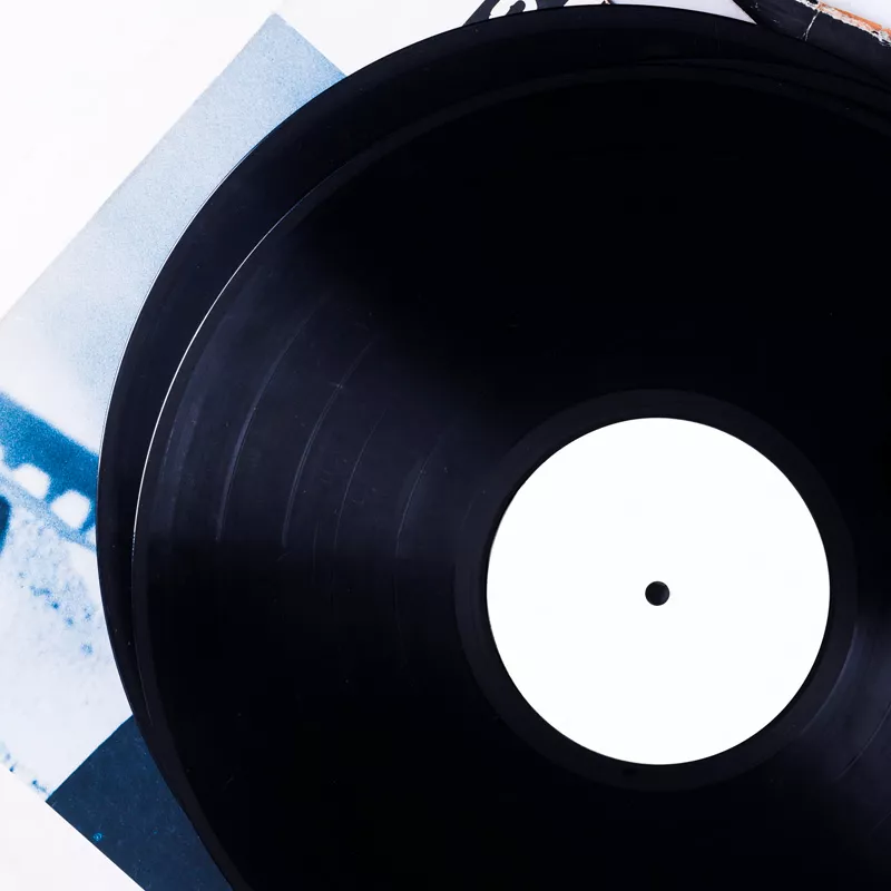PIN'S ET DISQUES VINYLES (PHILOPINIE & DISCOPHILIE)