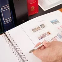 ALBUMS ET CLASSEURS POUR TIMBRES